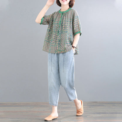 【上下セットアップ】花柄プリントトップスとベーシックなデニムパンツを組み合わせて、カジュアルダウンした大人の普段着コーデに。